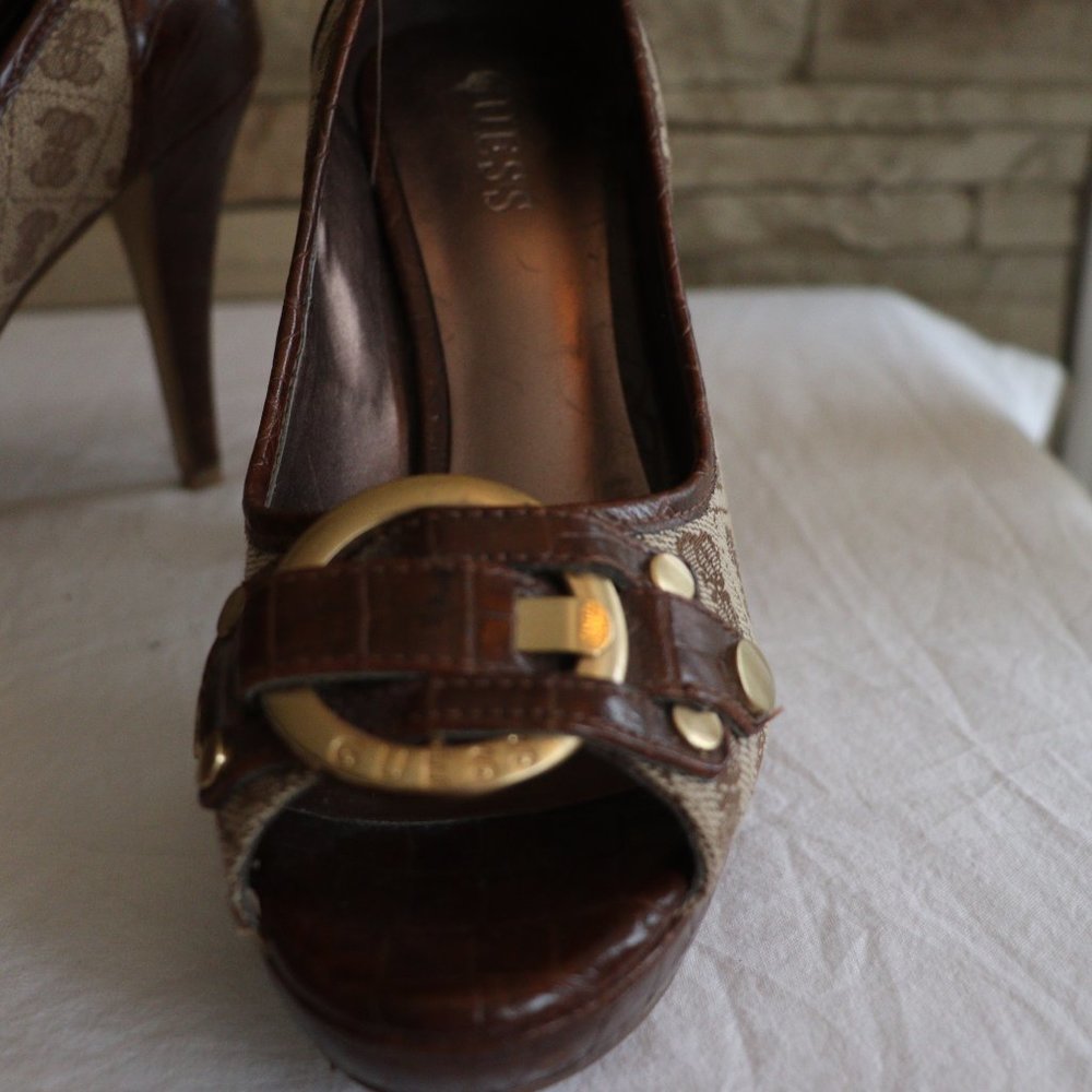 Guess Pumps - Picture 3 of 8